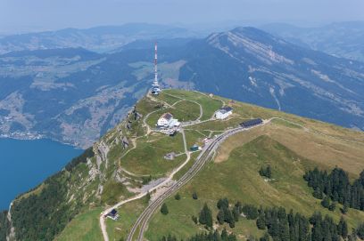 Luftbild des Rigigipfels mit rot-weisser Sendeantenne