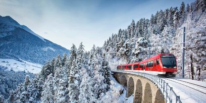 Matterhorn-Gotthard-Bahn in Schneelandschaft